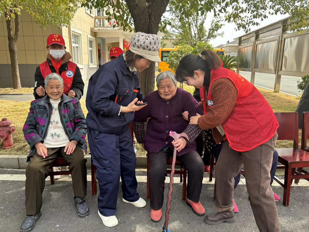 3月8日上午，應(yīng)城市郎君鎮(zhèn)中心小學(xué)志愿者到該鎮(zhèn)白粉壁福利院慰問老人 通訊員劉小華攝.jpg