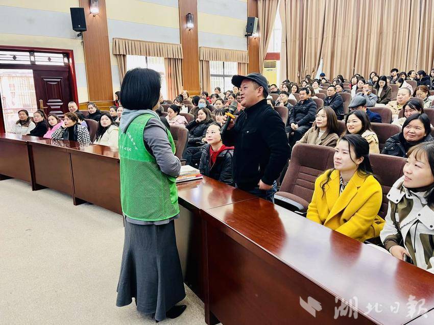“搭建心橋：解密青春期親子溝通的智慧”嘉魚縣開學(xué)季家長培訓(xùn)大會走進縣實驗中學(xué)(1).docx